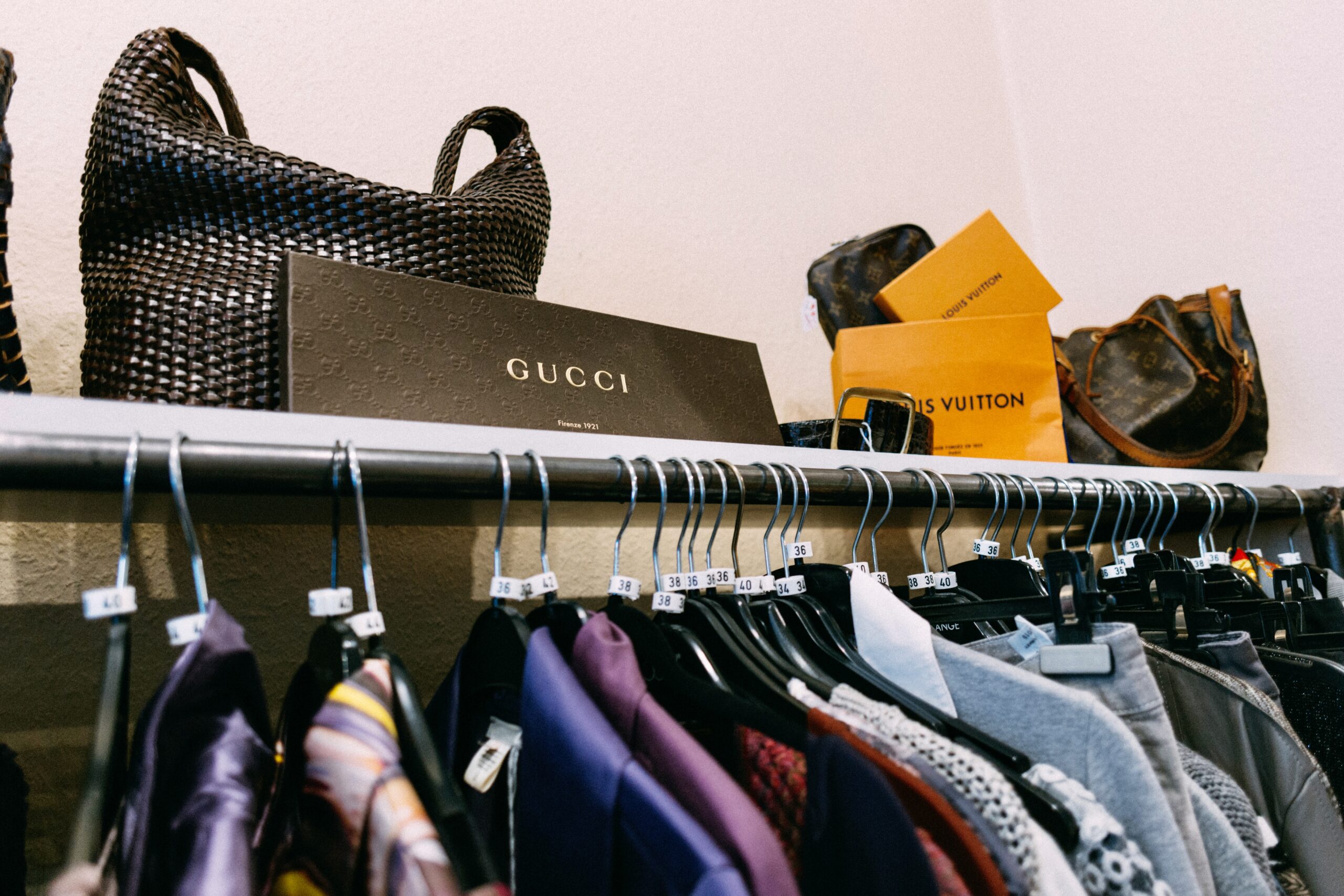 Designerstücke von Gucci und Louis Vuitton auf der Kleiderstange