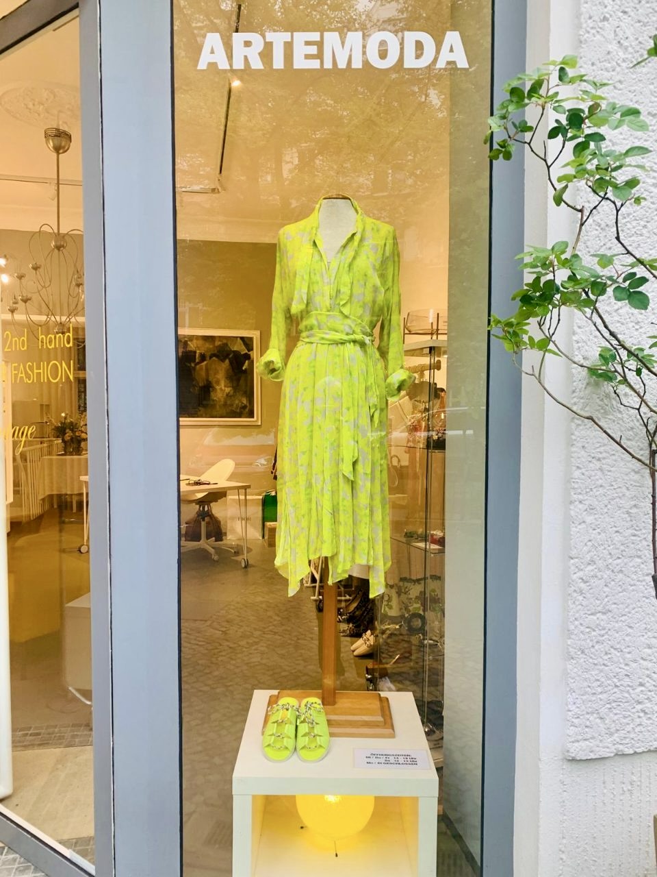 Schaufenster von artemoda mit grünem Kleid