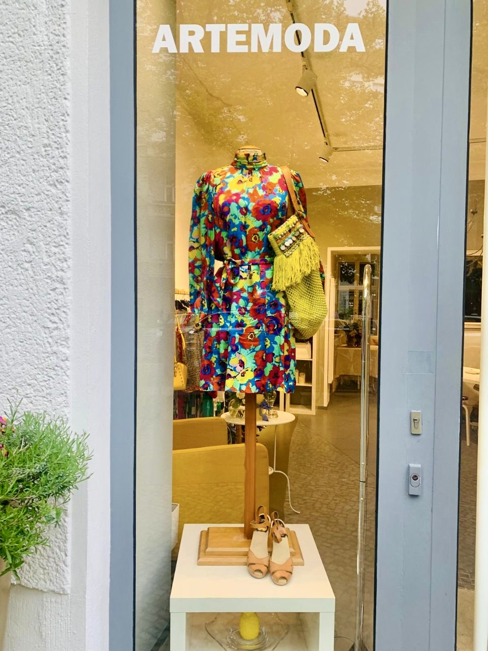 Schaufenster mit floralem Kleid