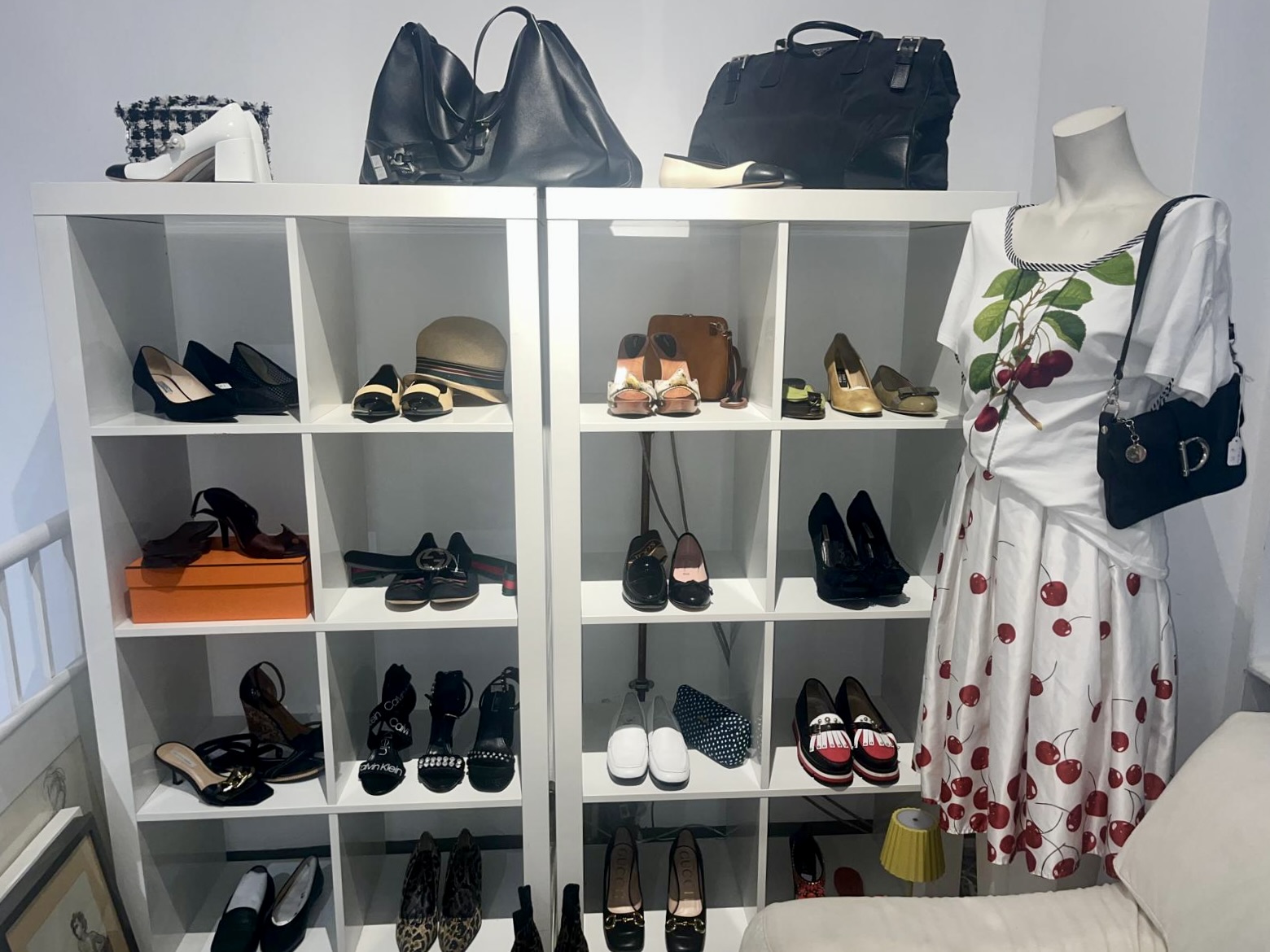 Regal mit Schuhen und Accessoires