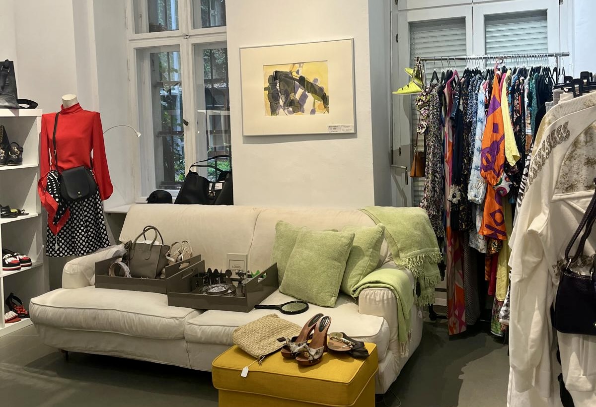 Gemütliches Interieur der Boutique mit Sofa und Kunstwerken