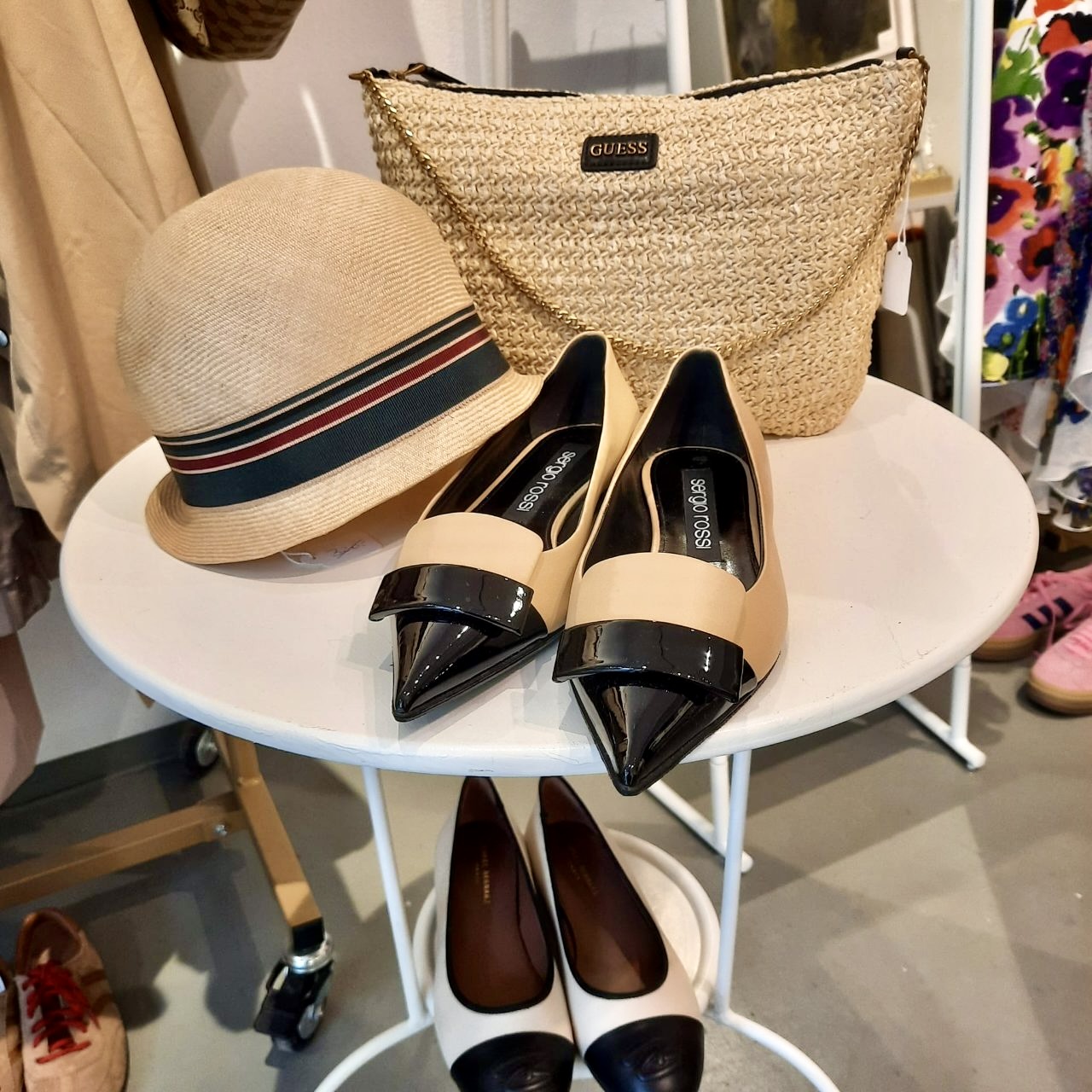 Accessoires: Strohhut, Tasche und Schuhe