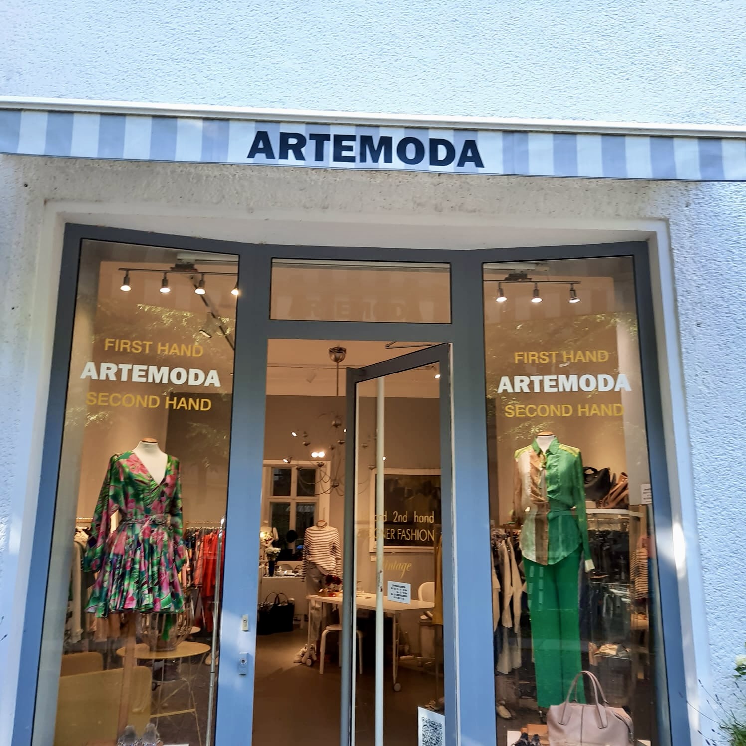 Ladenfront von artemoda mit blau-weißer Markise in Berlin-Charlottenburg