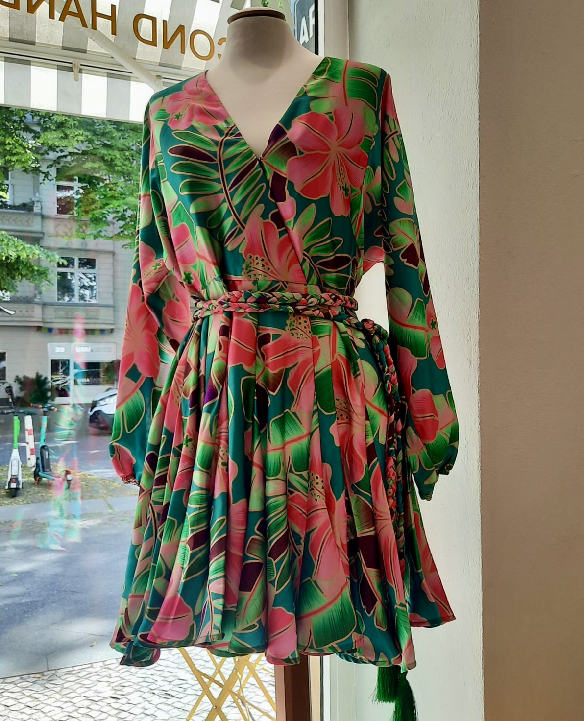 Kleid mit Tropenmuster im Schaufenster