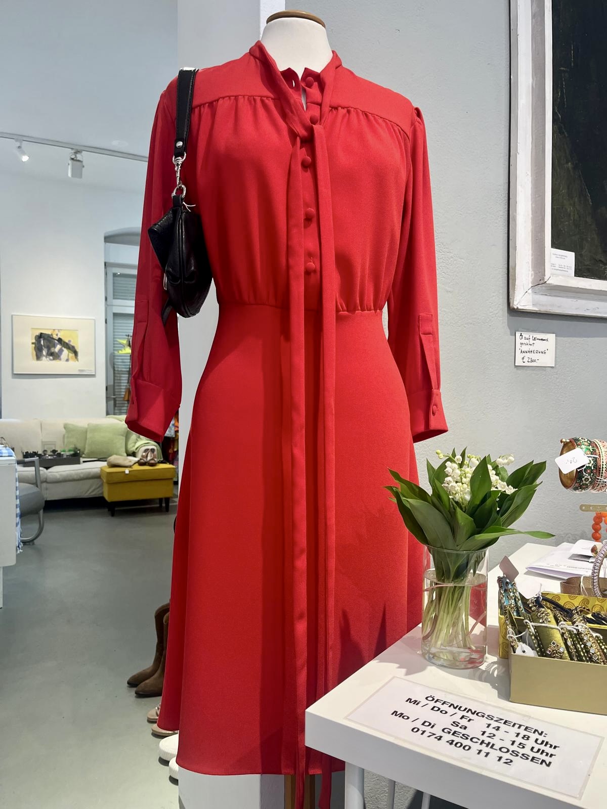Elegantes rotes Seidenkleid