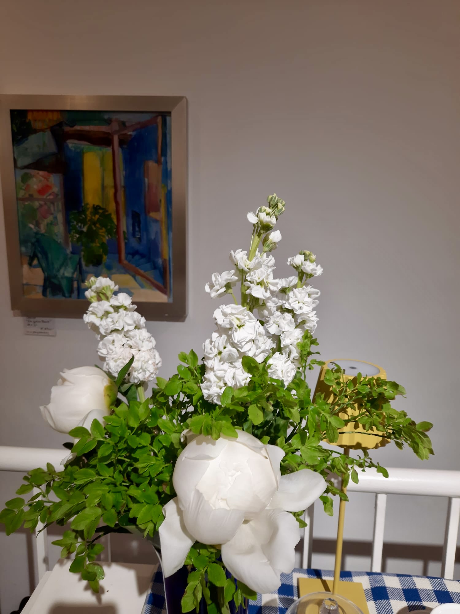 Blumen vor einem farbigen Gemälde