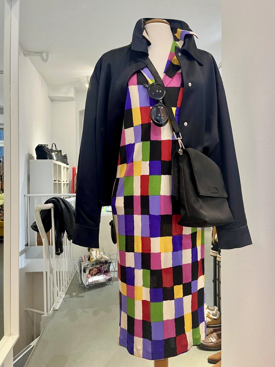 Buntes Karokleid mit dunklem Blazer