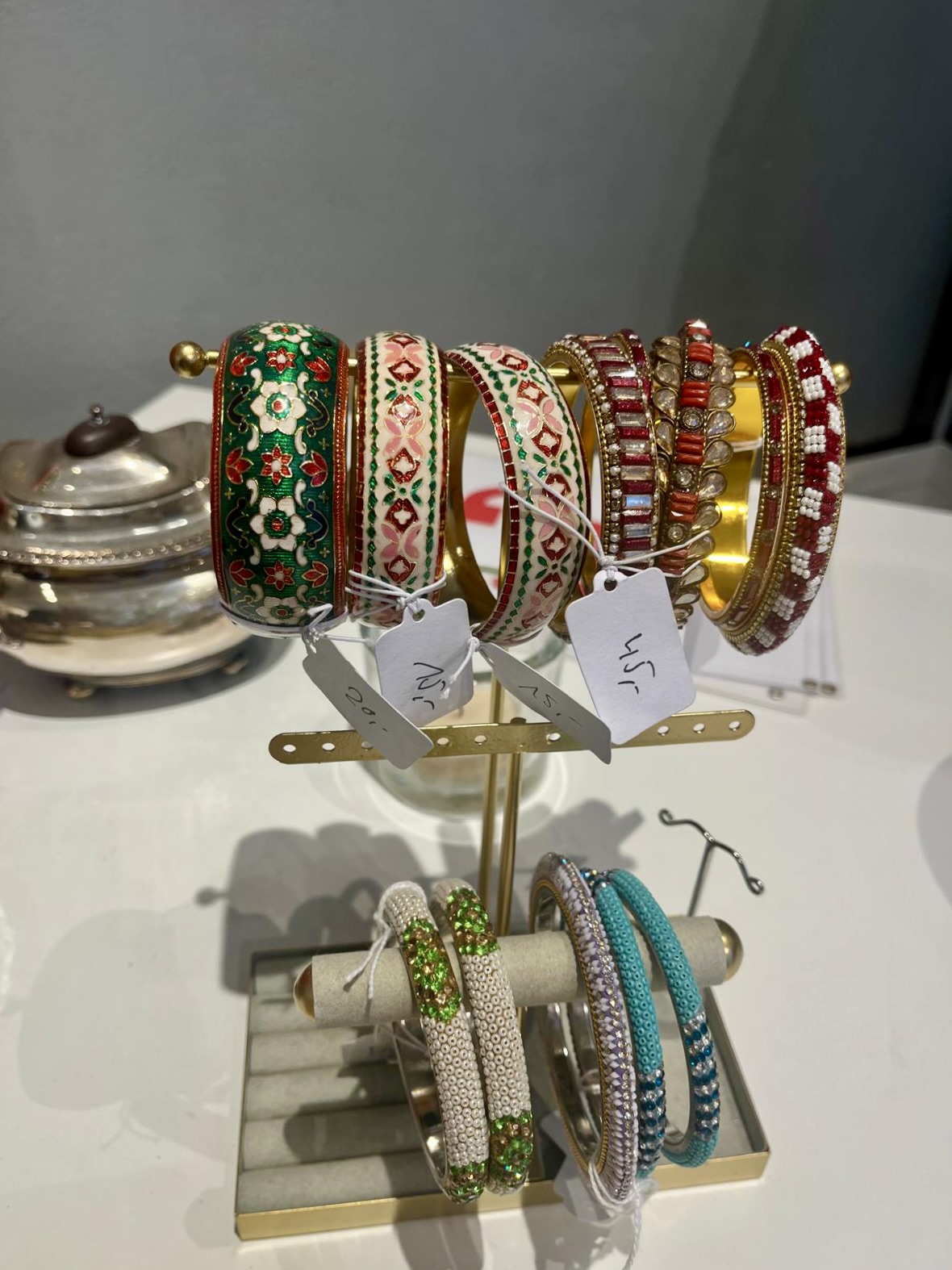 Handverlesener Schmuck auf dem Ständer