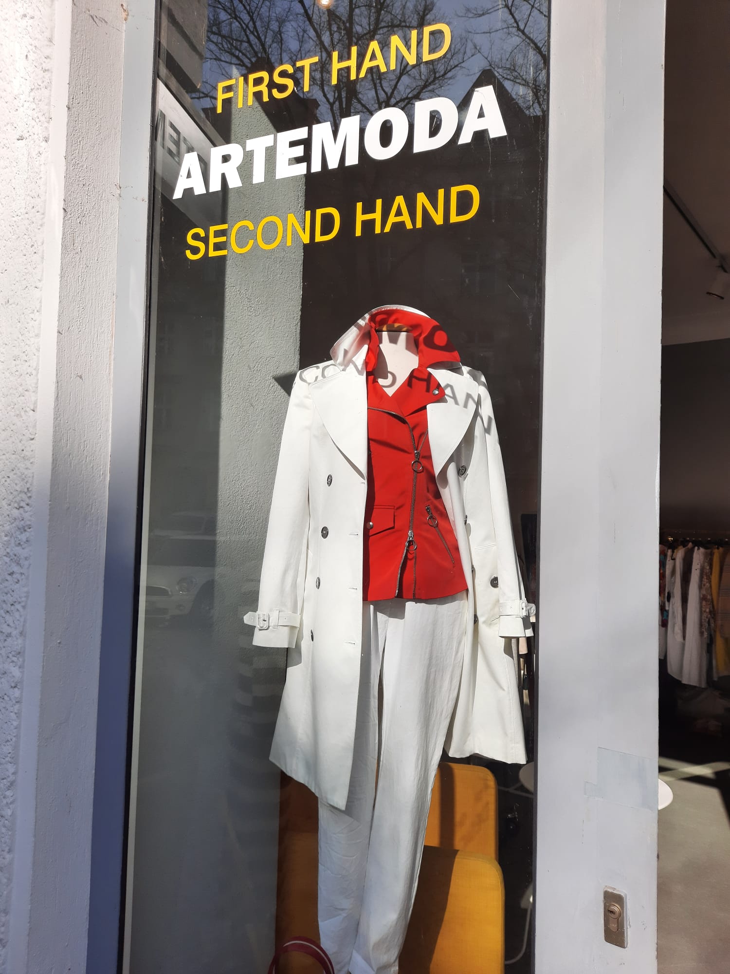 Schaufenster mit weißem Trenchcoat, First & Second Hand