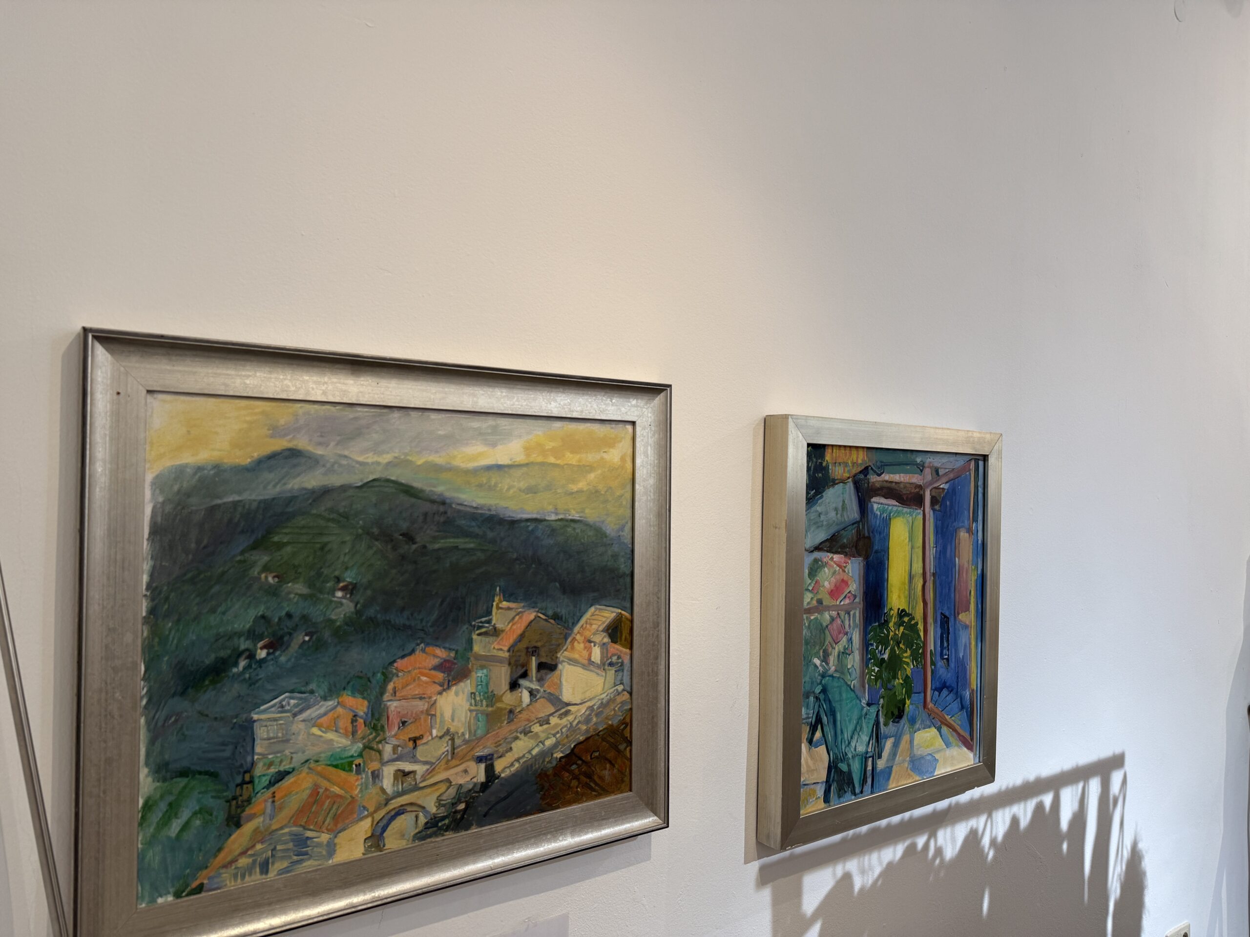Zwei Originalgemälde von W. O. Hengstenberg an der Wand der Boutique