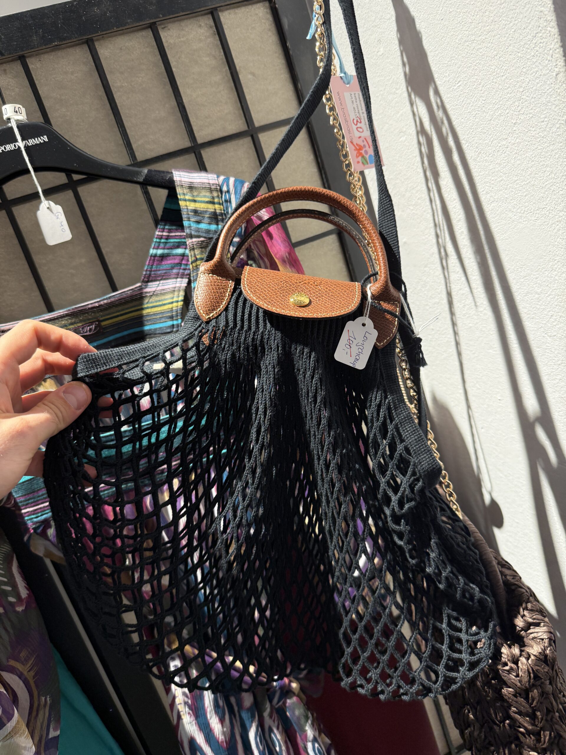 Schwarze Netztasche von Longchamp mit Ledergriffen