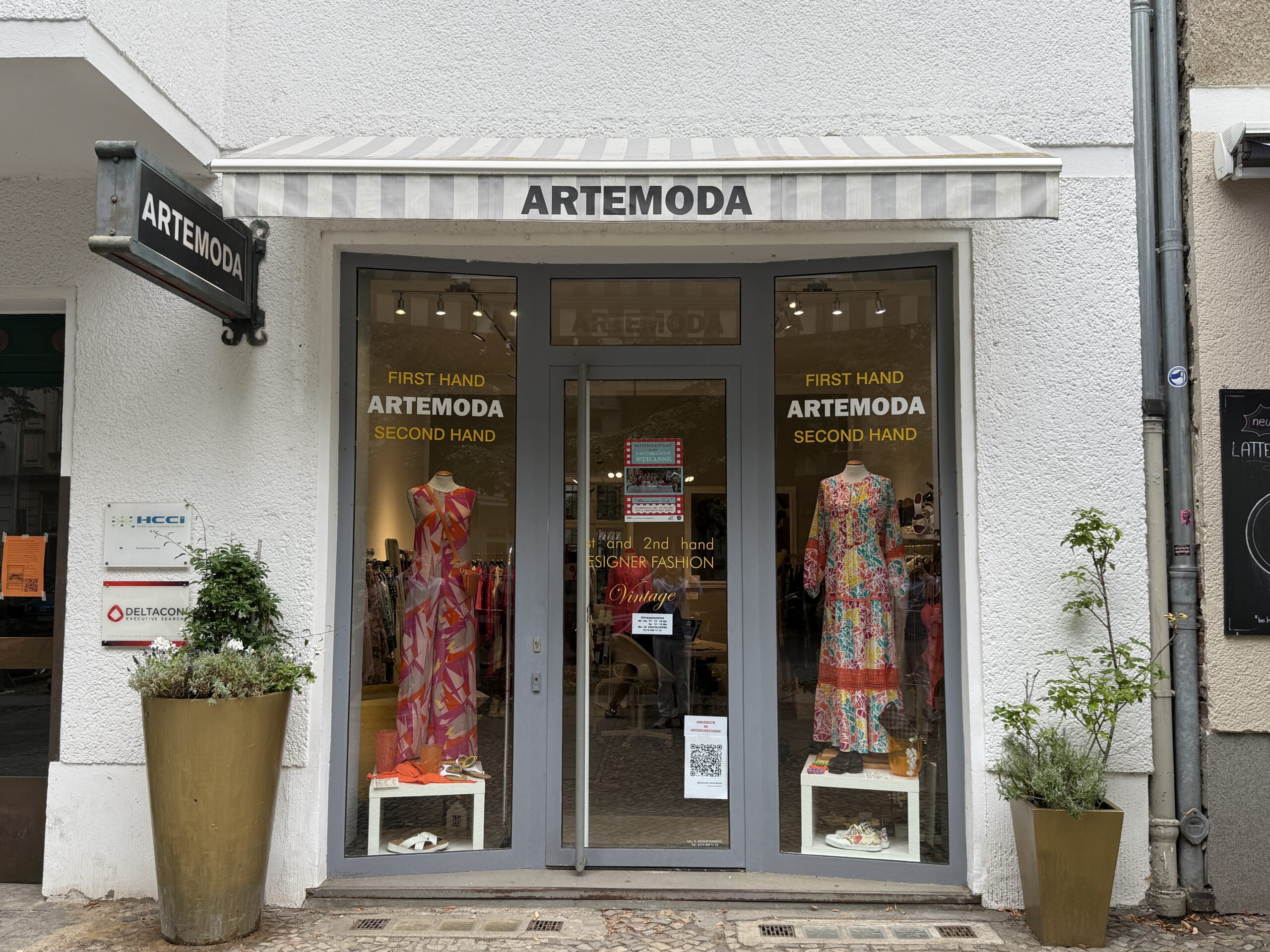 Ladenfront von ARTEMODA mit Markise in der Leonhardtstraße in Berlin-Charlottenburg