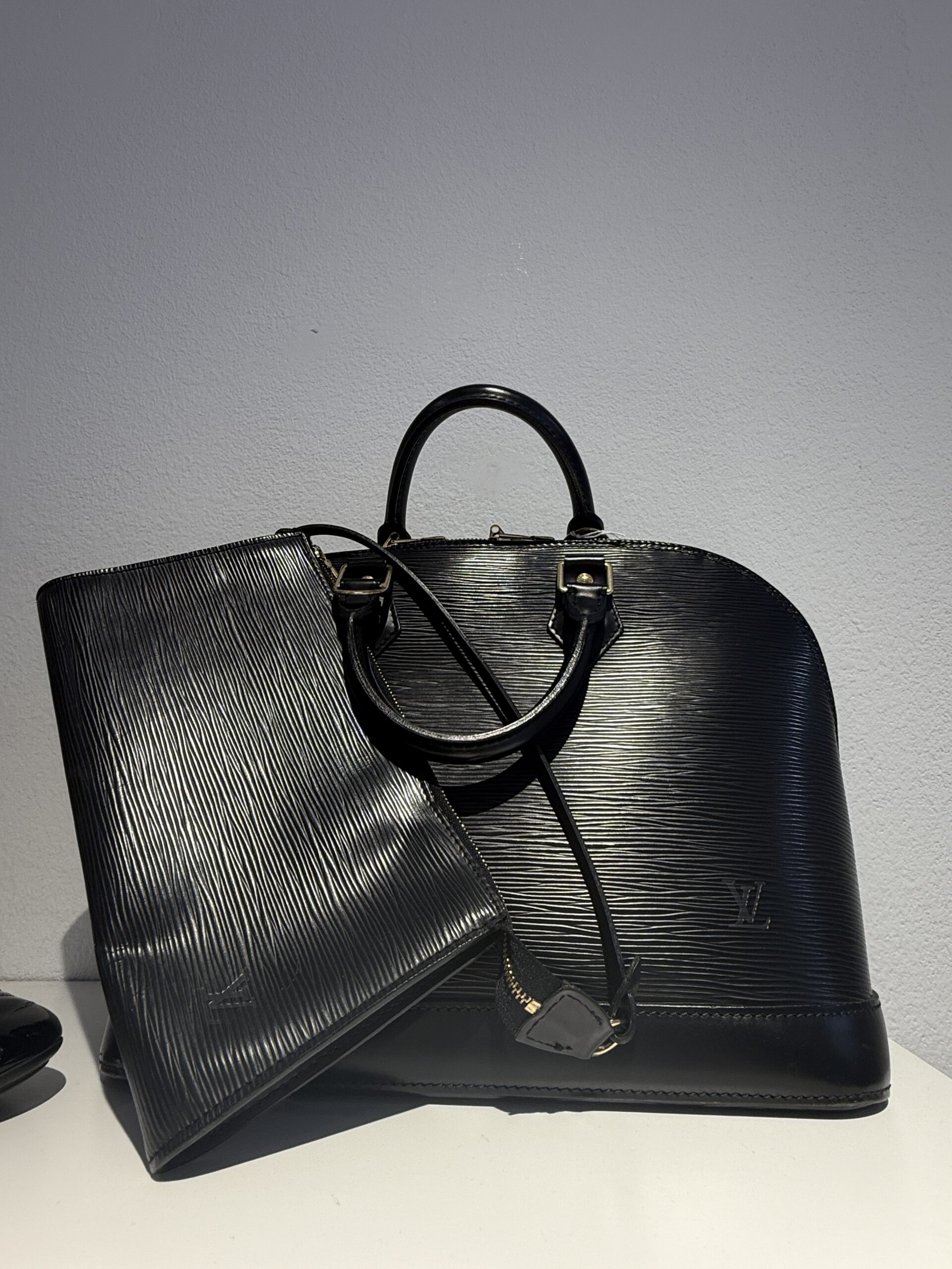 Louis Vuitton Alma Handtasche aus schwarzem Epi-Leder
