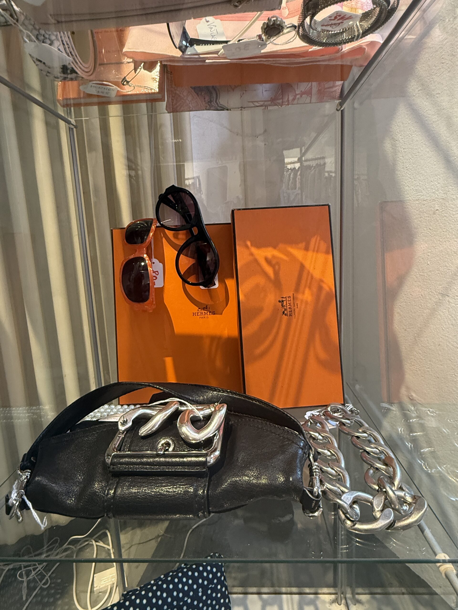 Hermès Schachtel, Tasche und Sonnenbrille in der Vitrine