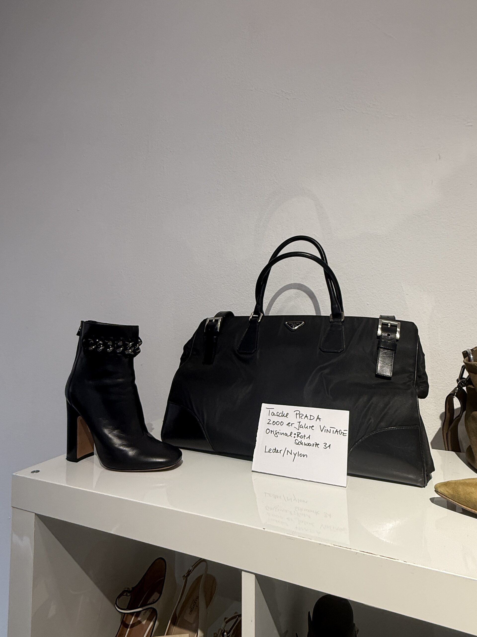 Vintage-Tasche von Prada mit handgeschriebener Beschreibungskarte und Stiefelette