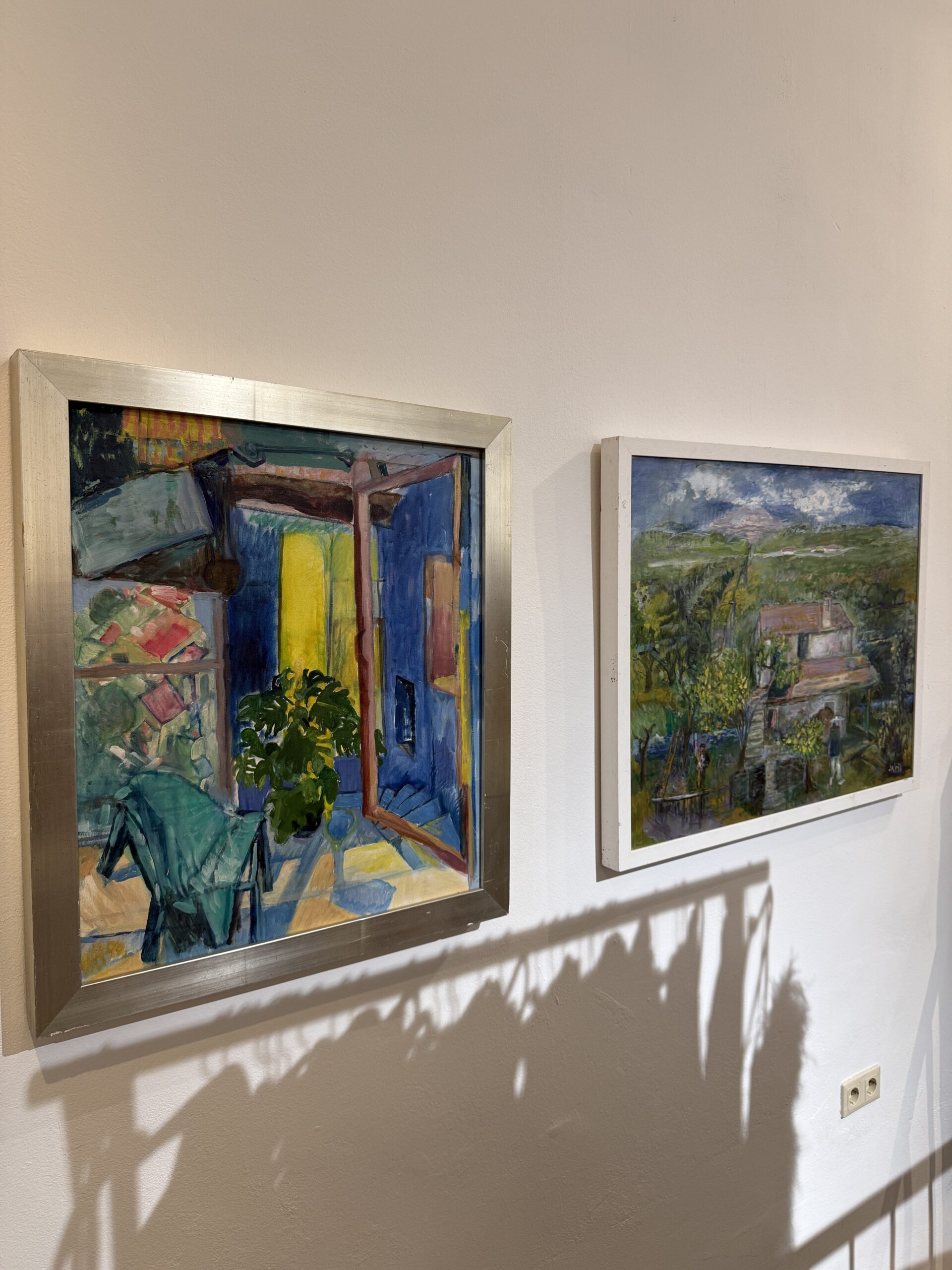 Zwei Originalgemälde von W. O. Hengstenberg an der Wand der Boutique
