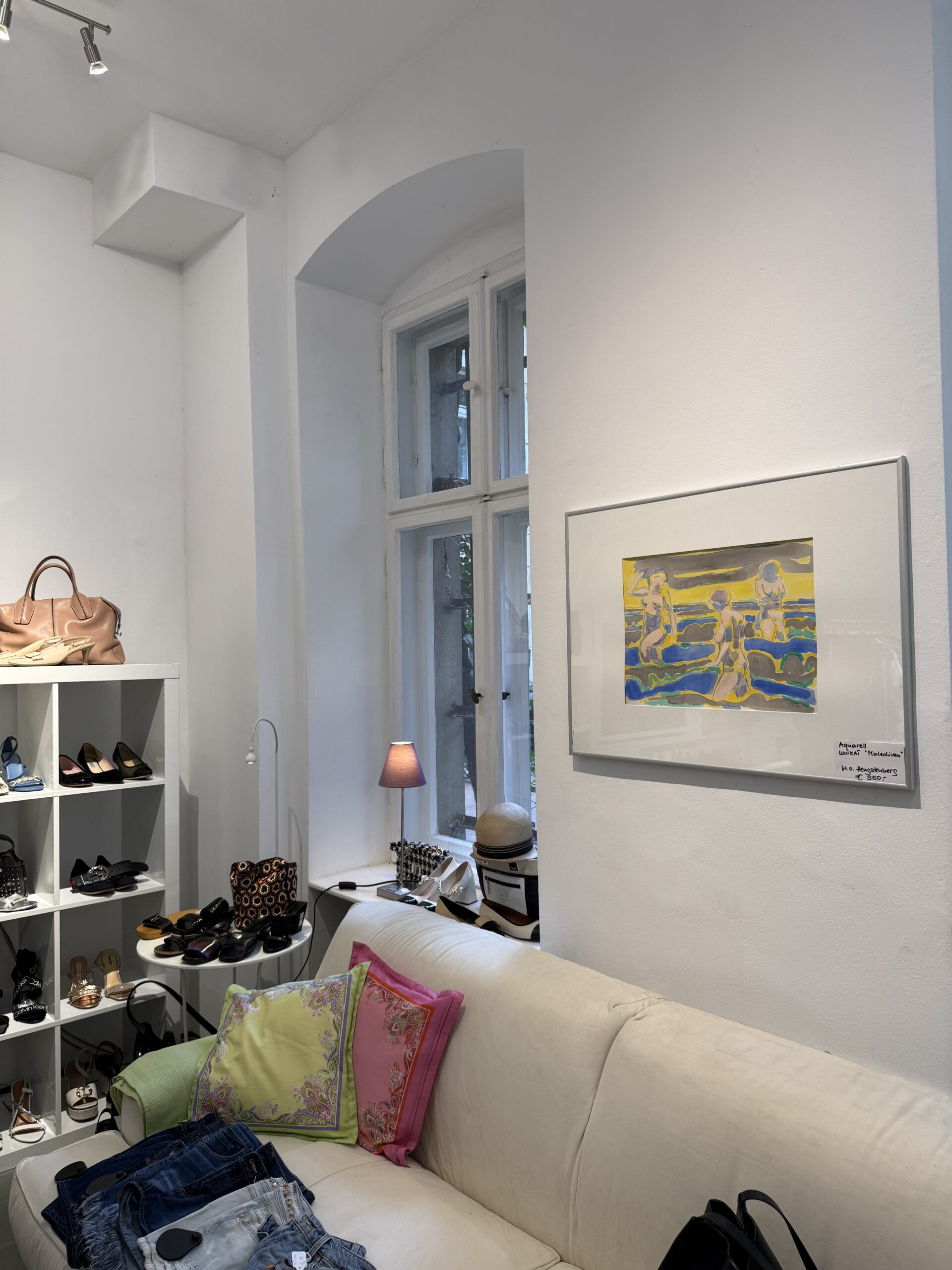 Sitzecke am Fenster mit Schuhregal und Originalgemälde