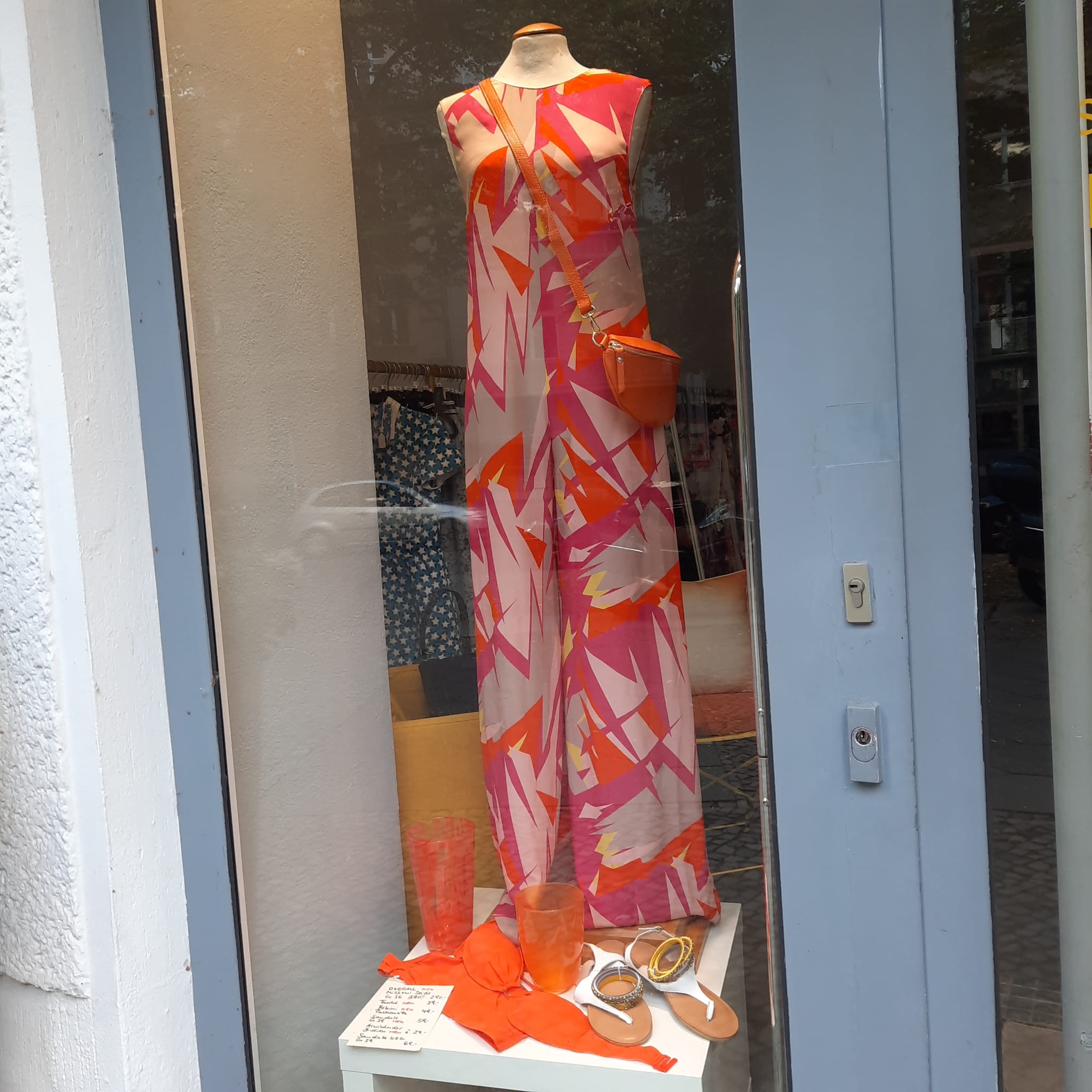 Schaufenster von ARTEMODA mit gemustertem Jumpsuit