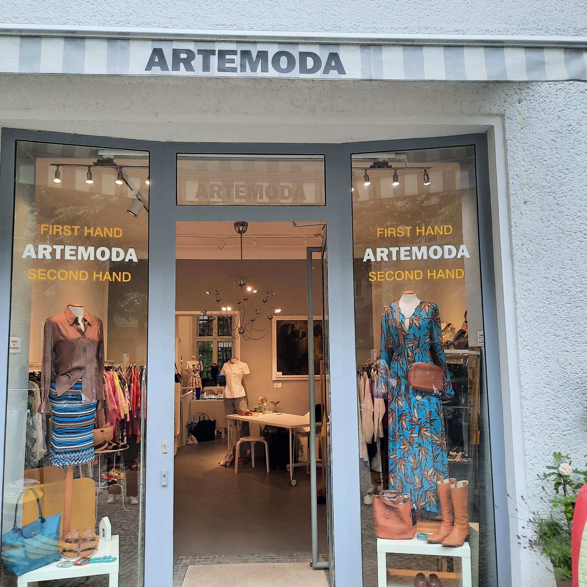 Eingang von ARTEMODA mit offener Tür und Blick in den Laden