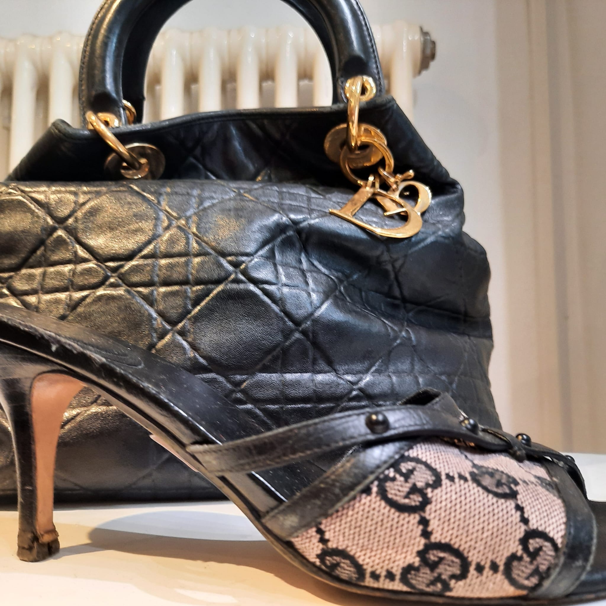 Gesteppte Dior Tasche neben Gucci Pantoletten